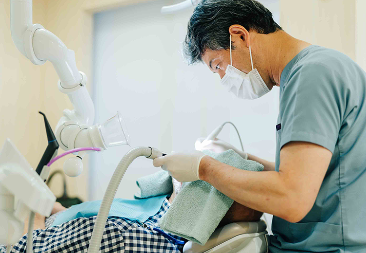 当院では歯科医師が予防処置を行います
