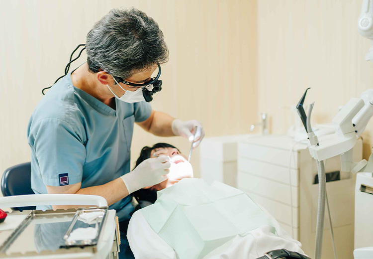 安全なホワイトニングのために歯の治療を優先